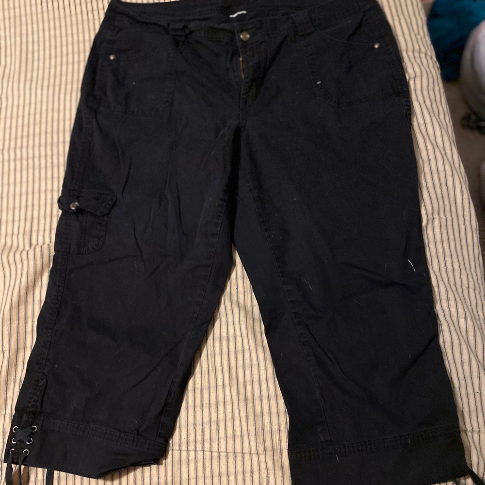 Black capris